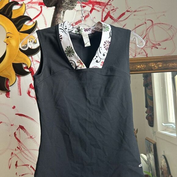 Black Tooth Tank Top with Floral Collar - Picture 8 of 10